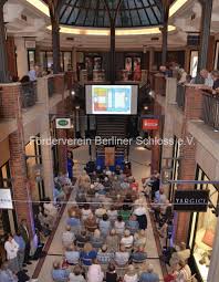 Das grosse aus glas bestehende dach lässt alles lichtdurchflutend erscheinen und das über 2etagen. Das Berliner Schloss Zu Gast Im Levantehaus Hamburg Berliner Schloss