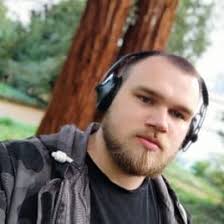 Rap Musikproduzent*in spielt Synthesizer