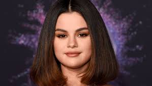See more ideas about selena gomez, selena selena gomez can't stop changing her hair, debuts new bangs after going blonde. Selena Gomez Hair Makeover She S Blonde In New Pics Hollywood Life