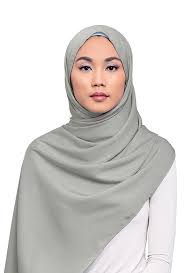 Created from four hypoallergenic ingredients, our buildable mineral foundation enhances your complexion while evening your skin tone. Buy Huda Matte Satin Scarf In Silver