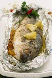 Questa settimana avevo voglia di primavera e di colori e ho rispolverato ed ecco qui che vi propongo il branzino al cartoccio, che sicuramente conoscerete già e al quale con aglio, pezzettini di limone e rosmarino, abbiamo poi posizionato il branzino nella padella, foderandola. Branzino Al Cartoccio Cotto In Padella