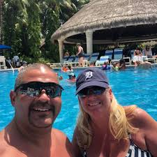 Who can build a dock with a lift for a pontoon boat