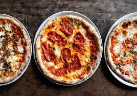 מוקד החגיגות נע בין ציון כללי של כבוד ואהבה כלפי נשים לבין ציון ההישגים הכלכליים, הפוליטיים והחברתיים של נשים. Q 09ew4bavsbhm