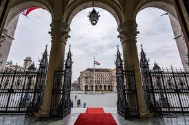 Cím hétfő kedd szerda csütörtök péntek; A Kossuth Ter Rekonstrukcioja Orszaghaz Orszaggyules