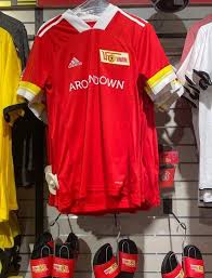 Das union berlin trikot 19/20 verzichtet im diesem jahr auf die weißen ärmel und ist außer ein paar details am kragen und den ärmelenden komplett in rot gehalten. Union Berlin Investor Michael Kolmel Wunscht Sich Nachsten Schritt Textilvergehen