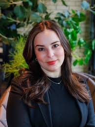 Employee Spotlight! ✨ • Join us in celebrating Norelle's 6 amazing years  with Bozzuto! 💚 We are grateful for all she brings to the Park Lane  Seaport team! • #bozzutolife #workanniversary #seaport #parklaneseaport  #leasingmanager #appreciation