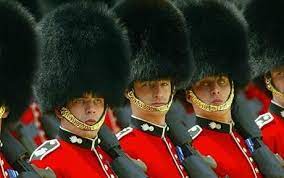 Buckingham Palace Guards May Lose Bearskin Hats Military Guard Buckingham Palace British Guard