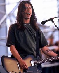 Dave grohl accepts nandi bushell's drum battle challenge: Dave Grohl 1995 Foofighters