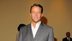 Alfredo adame se presentó ante la procuraduría general de la justicia para levantar una demanda contra carlos trejo por haber sido agredido con una botella de agua y que le abrió la entreceja. Alfredo Adame Convierte Su Casa En Refugio Para Victimas De Violencia