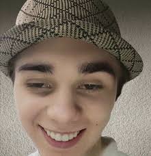 MATA WYDAJE POD NOWĄ KSYWKĄ! Wczoraj do sieci trafił luźny numer od  reprezentanta SBM Label. Tym razem jednak nie pod jego standardową ksywką,  a jako... SKUTE BOBO. Kawałek pojawił się na YouTubowym