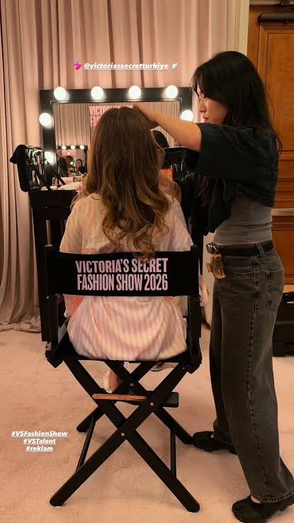 Victoria's Secret Fashion Show'a Türkiye temsilcisi olarak katılan Cemre Solmaz, şovun hazırlık sürecinden fotoğraflar paylaştı.