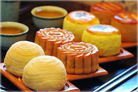 Ianya diperbuat daripada tepung beras dan beberapa bahan lain sebelum dijadikan doh untuk digoreng. Makanan Masyarakat Cina Kuih Bulan