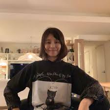 石田ゆり子 yuriko ishida on instagram bruce weber と 白金台にあるビオトープの コラボtシャツを いただいた さむかったので ブラウスの上に着てますが 痺れる可愛さのtシャツだなぁ fashion christmas sweaters sweaters