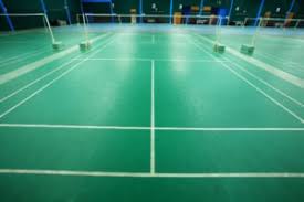 It is played on a rectangular court measuring 44 feet x 17 feet (13.4 x 5.18 meters) for a singles match (one player per side) and 44 feet x 20 feet (13.4 x 6.1 meters) for a doubles match (two players per side). Badminton Lernen 4 Regeln 3 Tipps Fur Anfanger Lernen Net
