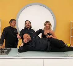 Chefi la cuțite este un cooking show românesc, care a fost difuzat prima dată în martie 2016, de către canalul de televiziune antena 1.emisiunea este moderată de către gina pistol și din sezonul 9 speak va fi coprezentator împreună cu gina pistol și irina fodor. Facebook