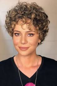 She played 64 characters on the brazilian tv series fantastico: Pin Em Cabelos Cacheados