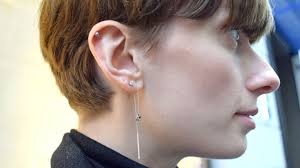 アクセやバッグが鍵に！ パリジェンヌの最旬アウタースタイル。