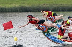 It is celebrated on the fifth day of the fifth lunar month. ç«¯åˆç¯€ã®ãƒ‰ãƒ©ã‚´ãƒ³ãƒœãƒ¼ãƒˆ ãƒ•ã‚§ã‚¹ãƒ†ã‚£ãƒãƒ« Dragon Boat Festival Dragon Boat Dragon Boating Racing