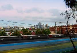It is understood that melbourne will go into a snap lockdown from midnight tonight, in an attempt to curb the city's growing covid outbreak. F0m4ovl7a Mc8m