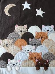 Easy quilts with free patterns for sewing ideas that don't take too much time. Kitty Quilt From Clamshell Pattern Cute Cat Quilt Patterns Cat Quilt Clamshell Quilt