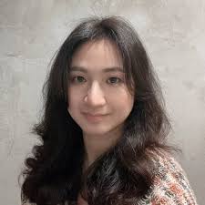 今天上班路上看到一位打扮微妙大叔，  騎Gogoro，下身穿著誓言求佛版裝扮（西裝褲+腰間掛一大串鑰匙串+皮鞋）但上半身穿著華麗棒球外套背後圖案是Teddy  bear🧸，然後戴著Hello kitty的安全帽， 很衝擊我的搭配⋯