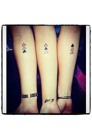 La Relacion Con Tu Hermana Sera La Relacion Amor Odio Mas Longeva De Tu Vida Y Es Que Hay Momento Tatuajes De Hermanas Tatuajes De Amistad Tatuaje De Hermanas