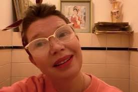 Officiële twitter pagina van tjitske reidinga. Heerlijke Humor Tjitske Reidinga Maakt Quarantainevlog Vanaf Toilet