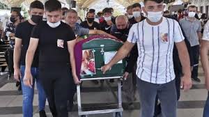 Sosyal medya hesabından yaptığı paylaşımlardan ötürü gözaltına alınmıştır. Umitcan Uygun Un Annesi Gulay Uygun Topraga Verildi Gercek Gundem