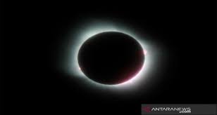 Hal ini mengakibatkan terjadinya gerhana matahari total (saat bulan tampak lebih besar daripada matahari) dan cincin (saat bulan tampak lebih kecil dari matahari). Gerhana Bulan Total Hari Ini Sejumlah Fenomena Menakjubkan Bisa Anda Saksikan Jpnn Com
