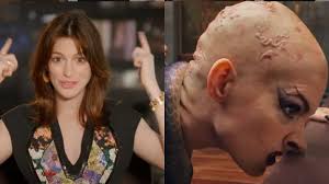 Anne hathaway is an american actress. Anne Hathaway Surge Irreconhecivel Em Novo Filme