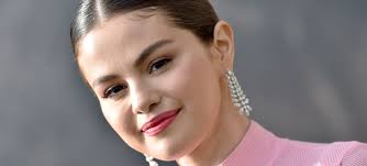 This song, unveiled on the 15th of january 2021, was the first taste of selena gomez's fourth studio album. Selena Gomez Se Pasa Al Espanol En Su Nueva Cancion De Una Vez Mira Aqui El Video Y La Letra Musica Los40