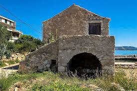 I principali sono quelli di zagabria, spalato e dubrovnik. Isola Di Vrgada Casa In Pietra Sul Mare Da Ristrutturare