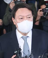 윤석열 검찰총장이 18일 오전 서울 서초구 자택에서 애완견과 산책을 하고 있다. Rbsvmsel1akfim