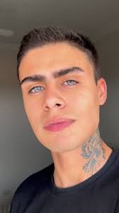 Olha que perfeição essa novidade na Manvik Lentes! É a Gogh N Cinza Gelo,  ela é bem clarinha e tem um desenho de iris lindo, achei super natural!  Voce usaria? Me conta nos comentários #lentedecontato ...