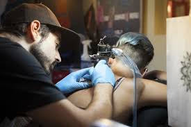 Ces paroles appartiennent à jack london et décrivent parfaitement l'une des raisons pour lesquelles on pourrait se faire tatouer. A Quel Point Les Tatouages Derriere L Oreille Font Ils Mal