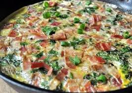 De la ceapa se taie doar partea verde in bucati mai mici si se pune in tagaie cu putina sare, cat sa se inmoaie. Reteta Omleta Cu Legume Si Bacon I Restaurantedelux Ro