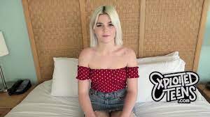 This blonde teen with a meaty cunt sucks cock - XVIDEOS.COM