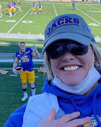 BREAKING NEWS: Instead of spending money on luxury items, Tucker Kraft, the star tight end of the Green Bay Packers, chose a more meaningful path. He used most of his prize money to invest in support centers for underprivileged youth in Wisconsin and his hometown of South Dakota, where he grew up in a small but close-knit community. Kraft also quietly bought back his childhood home, a place filled with family memories and his journey from a humble upbringing to the NFL. This simple yet profound act reflects the golden heart and gratitude of an NFL star who never forgets his roots. When his mother found out, she quietly shed tears, then hugged her son and said... – manh