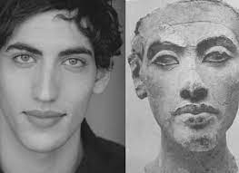 من هذه الزوجة المحبوبة وُلد «أمنحتب الرابع» (إخناتون)، وترعرع في كنف والده مدللًا محبوبًا، ولم يلبث والده أن أنهكته الشهوات التي غرق في بحارها فحطمت قواه، وألزمته الفراش، ولم تُجْدِه الرقى. Ø­Ù‚ÙŠÙ‚Ø© Ø§Ù„Ø´ÙƒÙ„ Ø§Ù„Ø°ÙŠ ØªÙˆØµÙ„ Ù„Ù‡ Ø§Ù„Ø¹Ù„Ù…Ø§Ø¡ Ù„Ù„Ù…Ù„Ùƒ Ø£Ù…Ù†Ø­ÙˆØªØ¨ Ø§Ù„Ø±Ø§Ø¨Ø¹ Da Begad Ø¯Ù‡ Ø¨Ø¬Ø¯