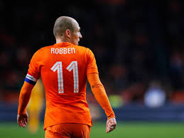 Das heimtrikot zeigt einen löwen auf einem durchgehenden geometrischen strickmuster, das. Bayern Star Arjen Robben Plant Bis Zur Wm 2018 Im Oranje Trikot