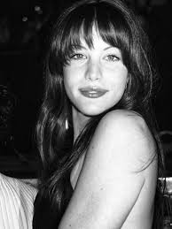 In the 90's I was obsessed with Liv Tyler. She was/is incredibly beautiful  😍!! I would have done anything to be as gorgeous as her. I even started  wearing the liquid eyeliner