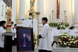 Primero, el domingo 11 de agosto pasado, con el deceso del cardenal sergio obeso rivera, a quien tras su jubilación episcopal había sucedido en la titularidad de la arquidiócesis, y ahora, este. 1nxt3o45qznjqm