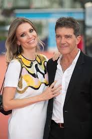 José antonio domínguez bandera (born august 10, 1960), known professionally as antonio banderas, is a spanish actor, singer, film producer and director. Fakten Uber Antonio Banderas Dating Mit Der Jungen Nicole Kimpel Die Fast Halb So Alt Ist Wie Er Andere