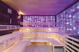 Moderne Corso Design Sauna Im Venice Beach Karlsruhe Eine Seitenwand Aus Douglasie Spaltholz Und Hinterleuch Sauna Fur Zuhause Swimming Pool Schwimmbad Bilder