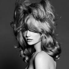 Dans les années 50, les cheveux étaient gros et audacieux. Flashback Les Coiffures Des Annees 60 Salon