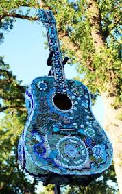 Orta derecede kavisli bel tasarımı ile küçük, sağlam ve genellikle oldukça derin ve yuvarlak bir tepecik şekli ile karakterizedir. Pin By Kristina Melynyte On Mosaic Mosaic Cello Art Guitar Art