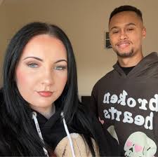 Hi does anyone know of a mobile beautician who can do pedicure-paint nails  at home it's for a client who's elderly but very glamorous! Thanks.