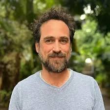 למי מכם שלא מכיר, תכירו את איתי אהרון זיו. אח יקר, הרבליסט קליני, מייסד של  מרכז צמחי הנפש שכדאי שתכירו, איש חזון ולב ואקטיביסט בתחום בריאות הנפש. הוא  הסופר של ״כותב את