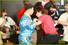 June 10, 2021 | 8:25pm. Bryce Hall Austin Mcbroom S Trash Talking Turns Into Fighting At Their Boxing Press Conference Video Photo 4557588 Austin Mcbroom Bryce Hall Pictures Just Jared