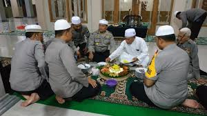 Warga lokal yang tinggal di bali sering menyempatkan waktu makan di warung ini, begitu juga wisatawan mancanegara yang penasaran dengan cita rasa makanan khas bali. Peringatan Hut Brimob Di Bojonegoro Diisi Dengan Tasyakuran Beritabojonegoro Com